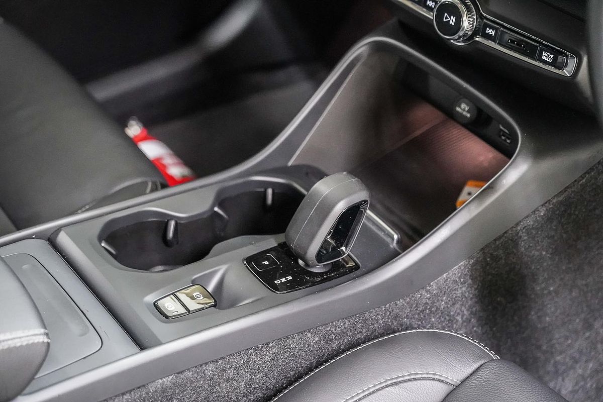 2022 Volvo XC40 T4 Momentum