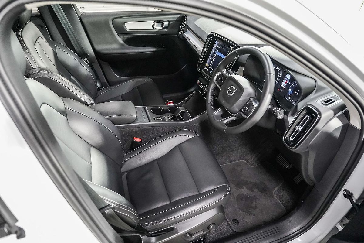 2022 Volvo XC40 T4 Momentum