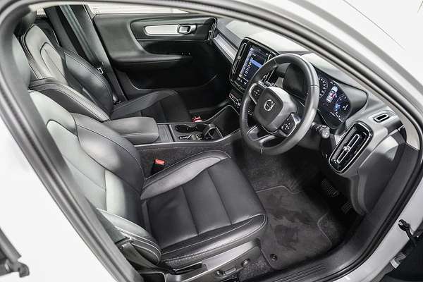 2022 Volvo XC40 T4 Momentum