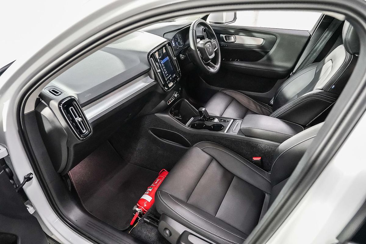 2022 Volvo XC40 T4 Momentum
