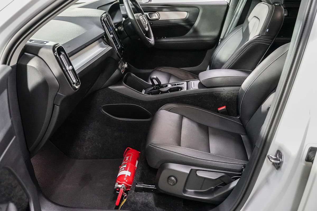 2022 Volvo XC40 T4 Momentum