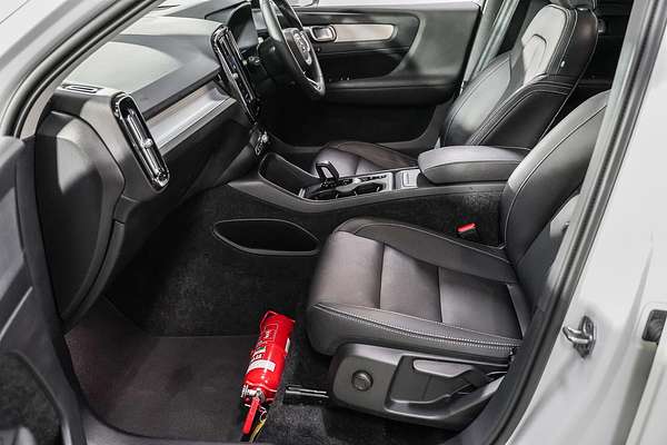 2022 Volvo XC40 T4 Momentum