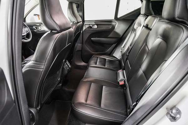 2022 Volvo XC40 T4 Momentum