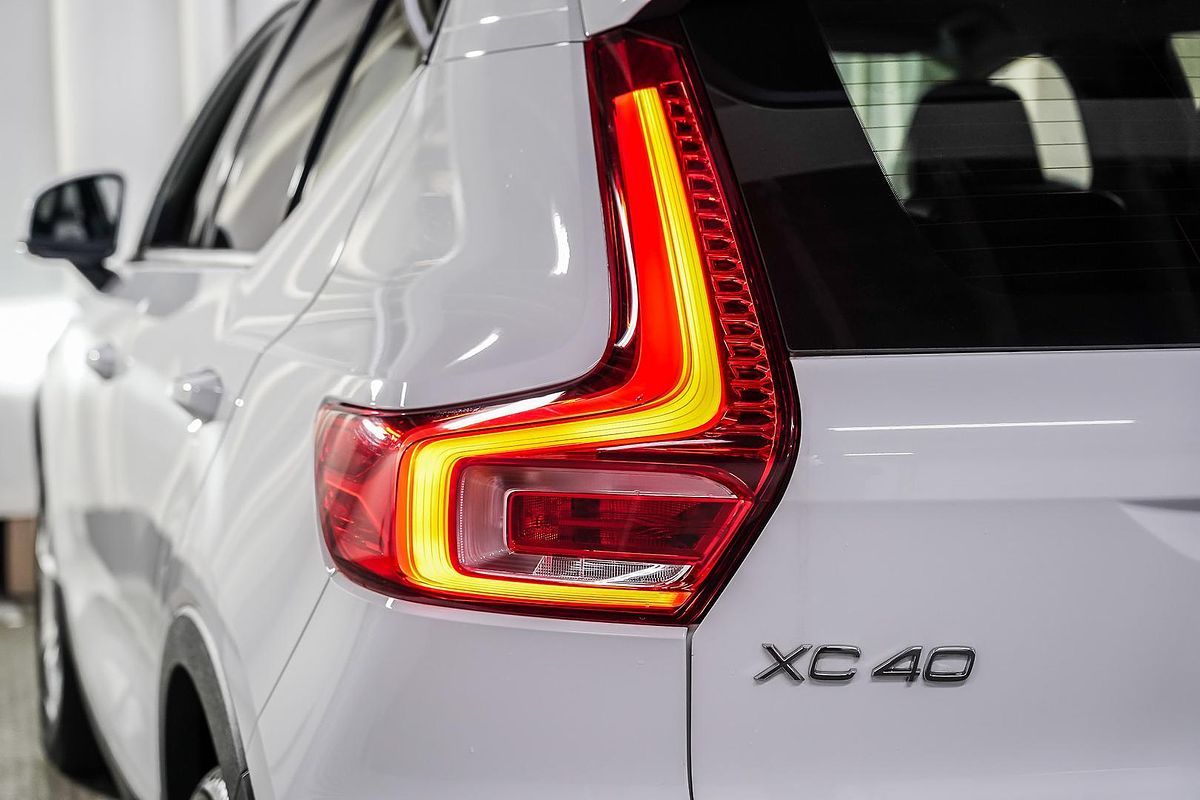 2022 Volvo XC40 T4 Momentum