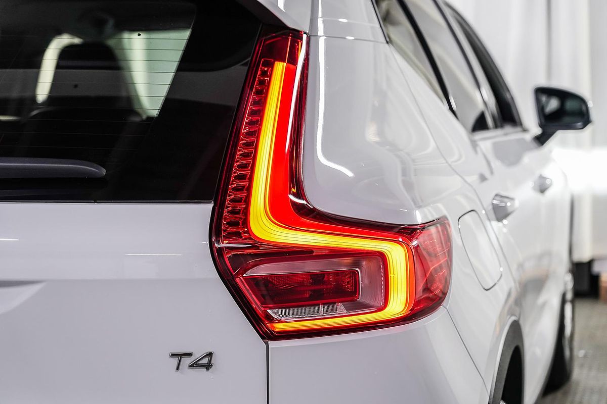 2022 Volvo XC40 T4 Momentum