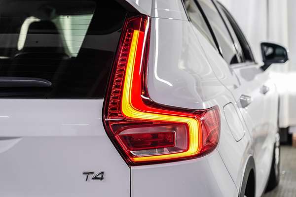 2022 Volvo XC40 T4 Momentum