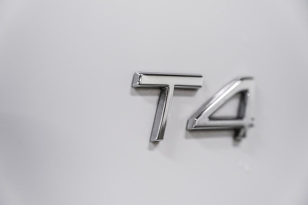 2022 Volvo XC40 T4 Momentum