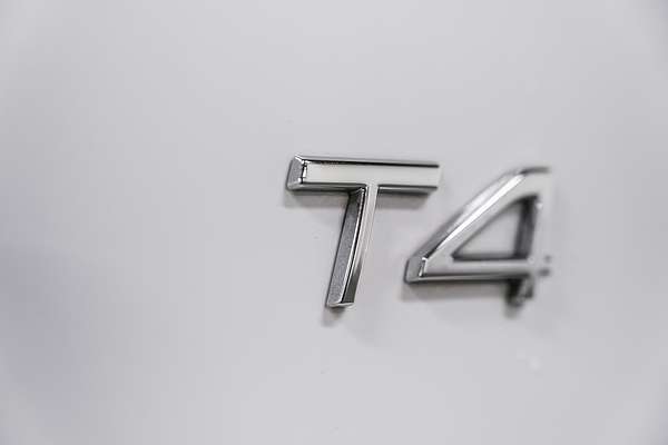 2022 Volvo XC40 T4 Momentum