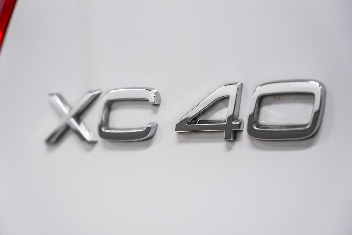 2022 Volvo XC40 T4 Momentum