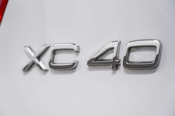 2022 Volvo XC40 T4 Momentum