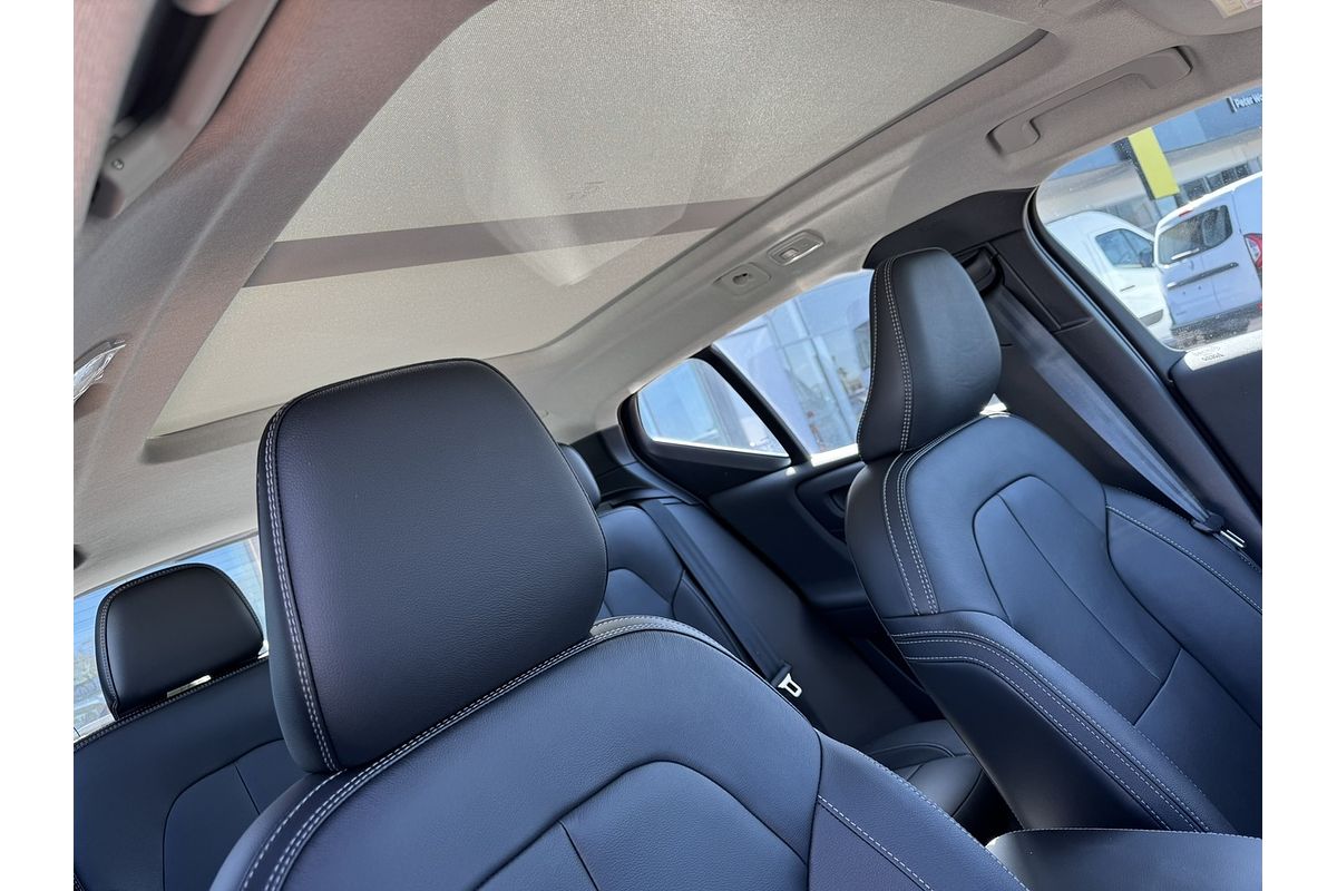 2023 Volvo XC40 Ultimate B4 Bright