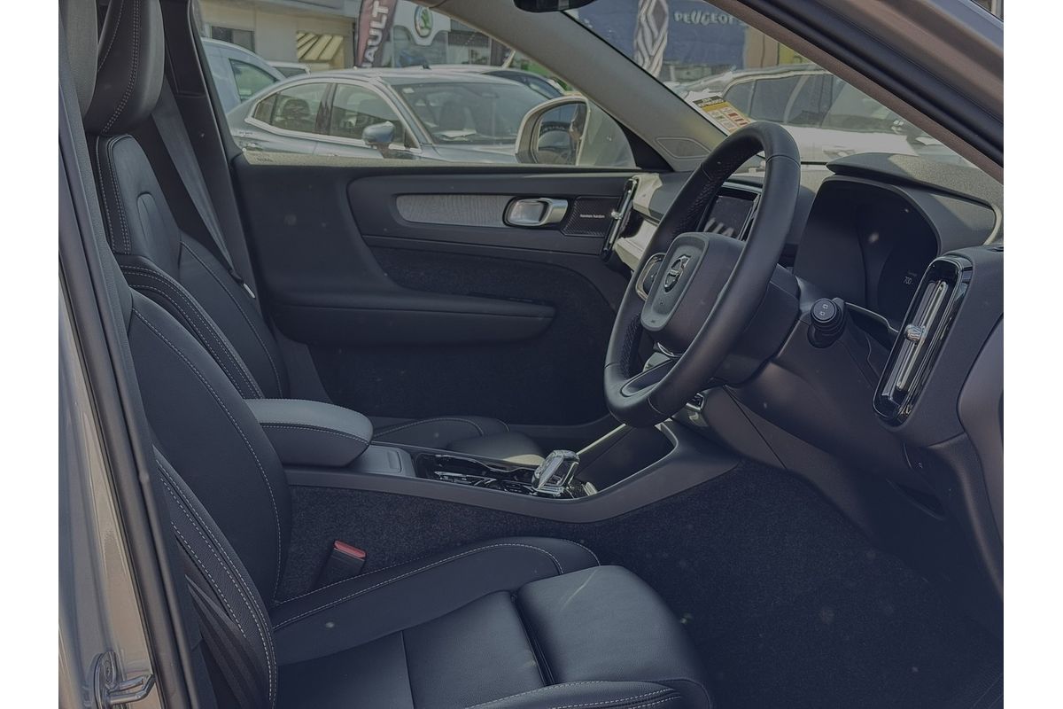 2023 Volvo XC40 Ultimate B4 Bright