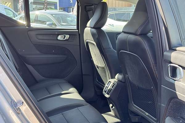2023 Volvo XC40 Ultimate B4 Bright