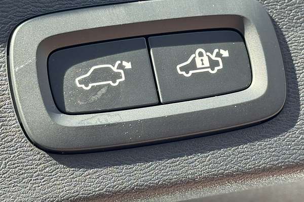 2023 Volvo XC40 Ultimate B4 Bright