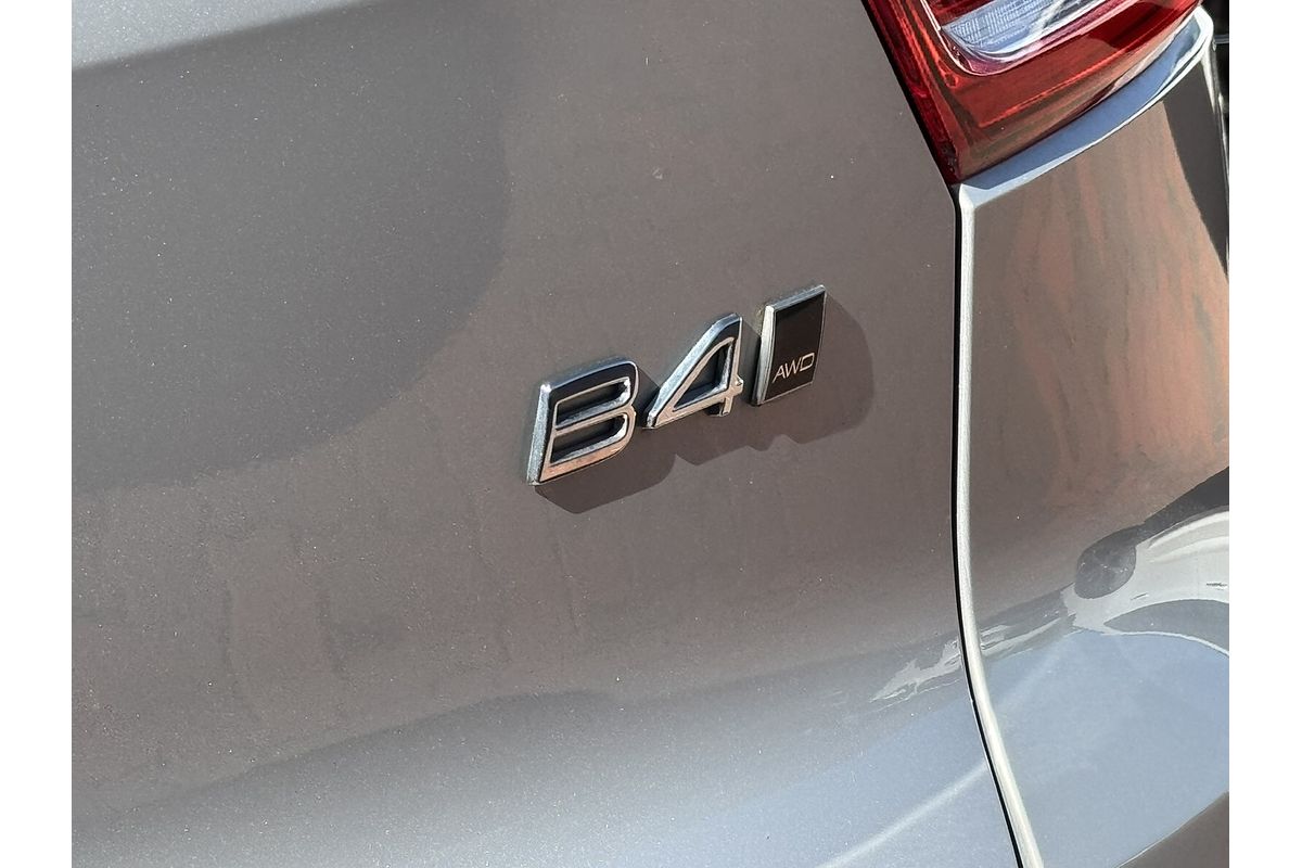 2023 Volvo XC40 Ultimate B4 Bright