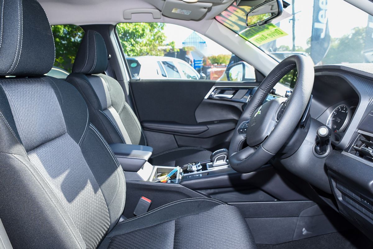 2024 Mitsubishi Outlander LS ZM