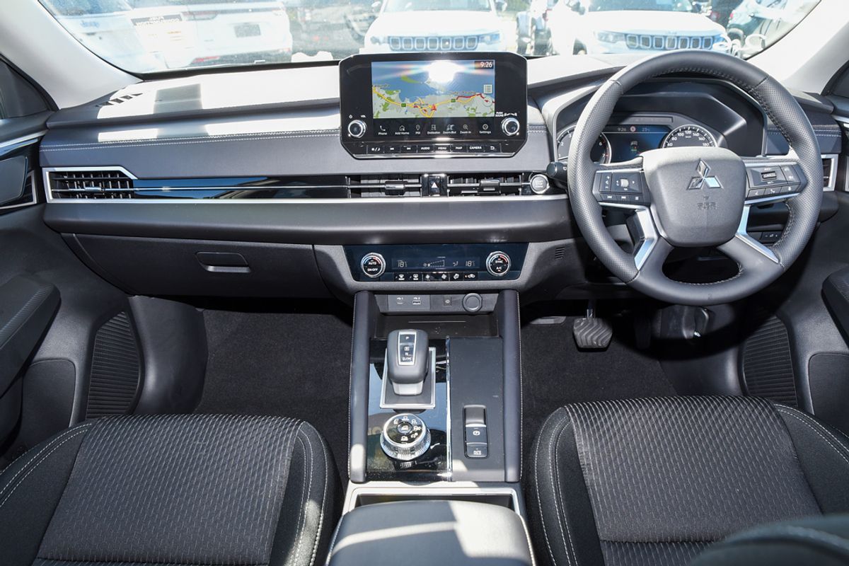 2024 Mitsubishi Outlander LS ZM