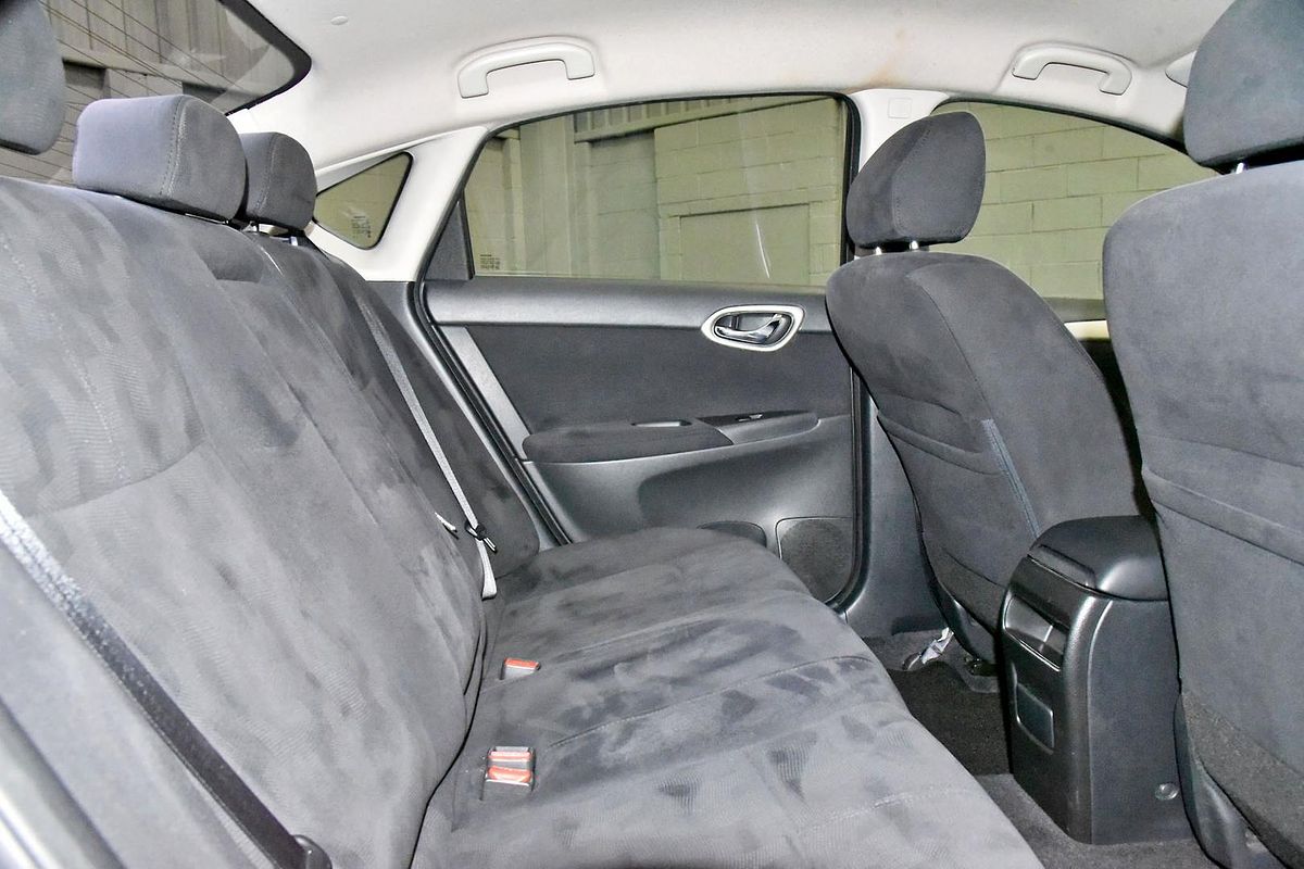 2013 Nissan Pulsar ST B17