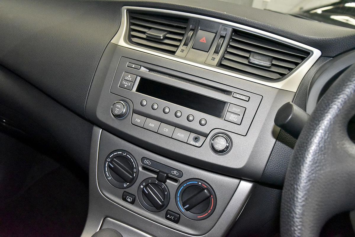 2013 Nissan Pulsar ST B17