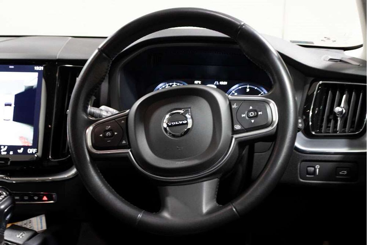 2017 VOLVO XC60 D4 MOMENTUM (AWD) 8 SP AUTOMATIC GEARTRONIC 4D WAGON DT4 DIESEL