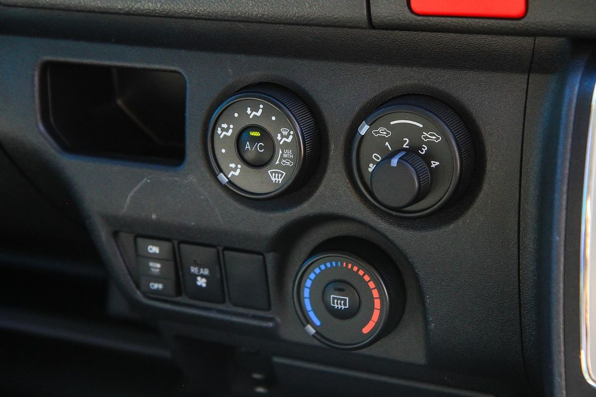 2017 Toyota Hiace Commuter KDH223R