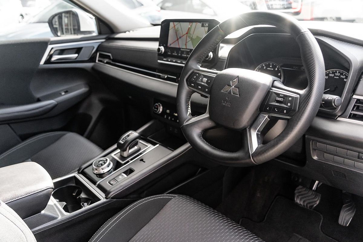 2024 Mitsubishi Outlander LS ZM