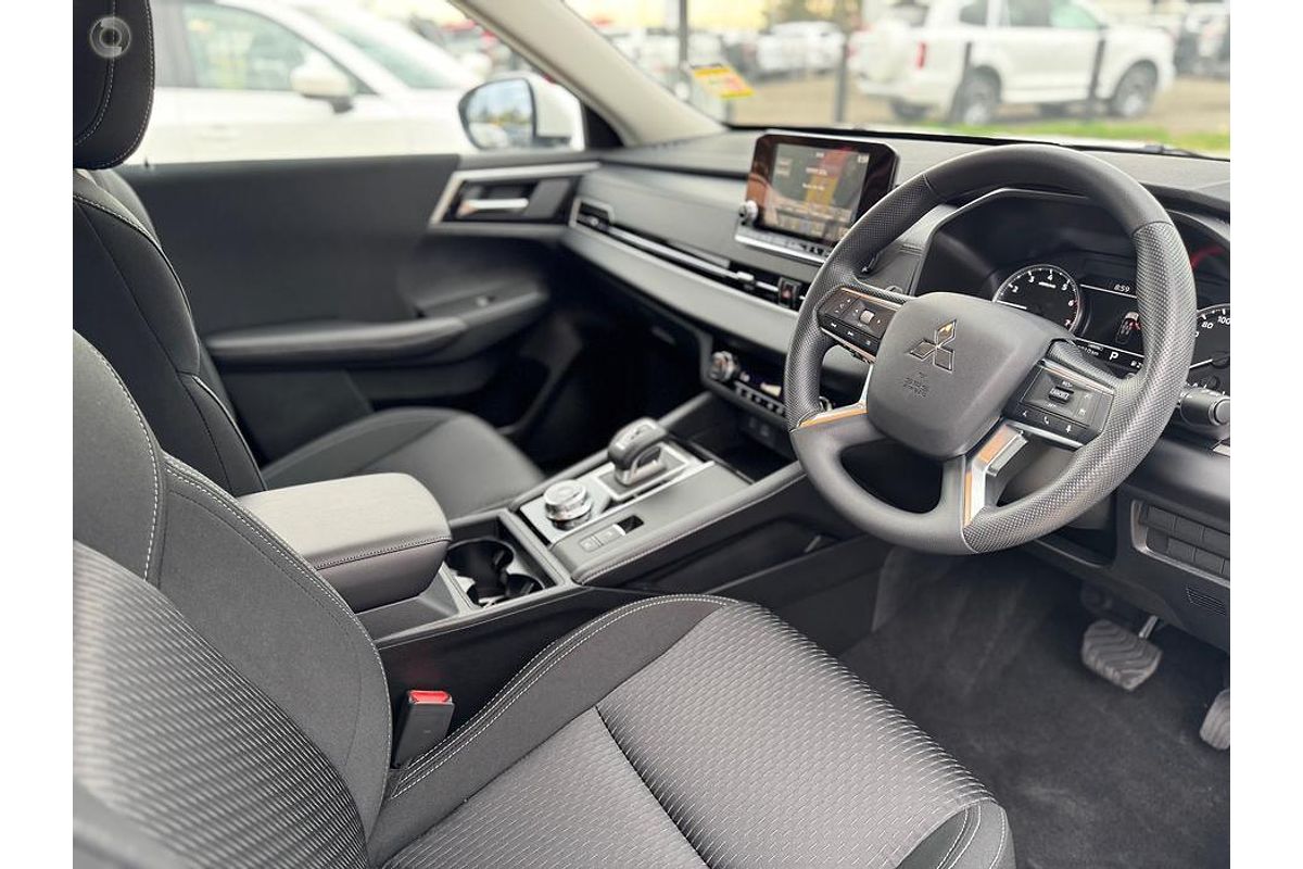 2025 Mitsubishi Outlander ES ZM
