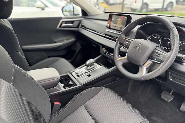 2025 Mitsubishi Outlander ES ZM