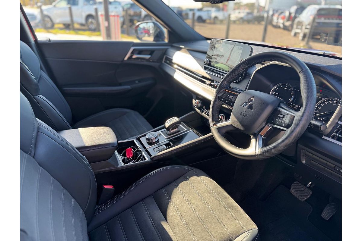 2024 Mitsubishi Outlander Black Edition ZM