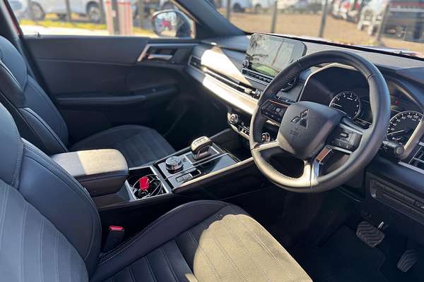 2024 Mitsubishi Outlander Black Edition ZM