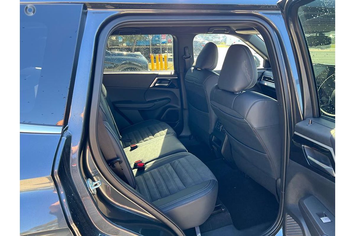 2025 Mitsubishi Outlander Black Edition ZM