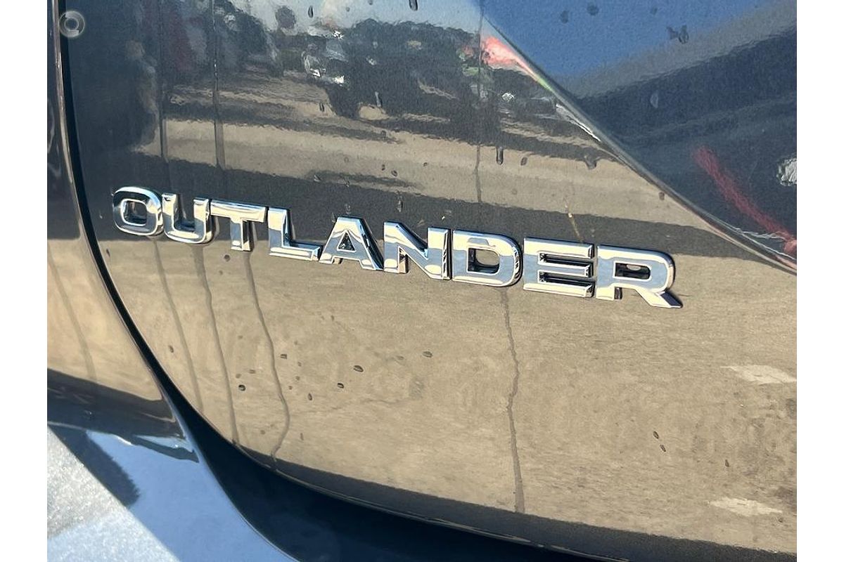 2025 Mitsubishi Outlander Black Edition ZM