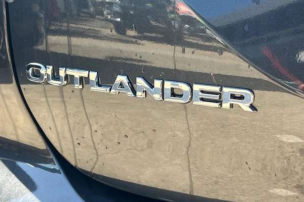 2025 Mitsubishi Outlander Black Edition ZM