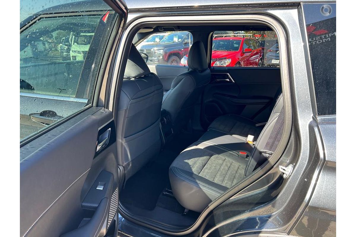 2025 Mitsubishi Outlander Black Edition ZM