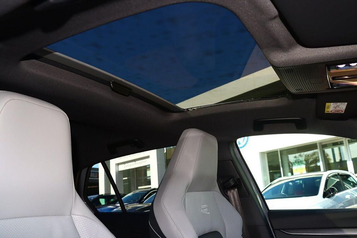 2025 Volkswagen Golf 110TSI R-Line 8.5