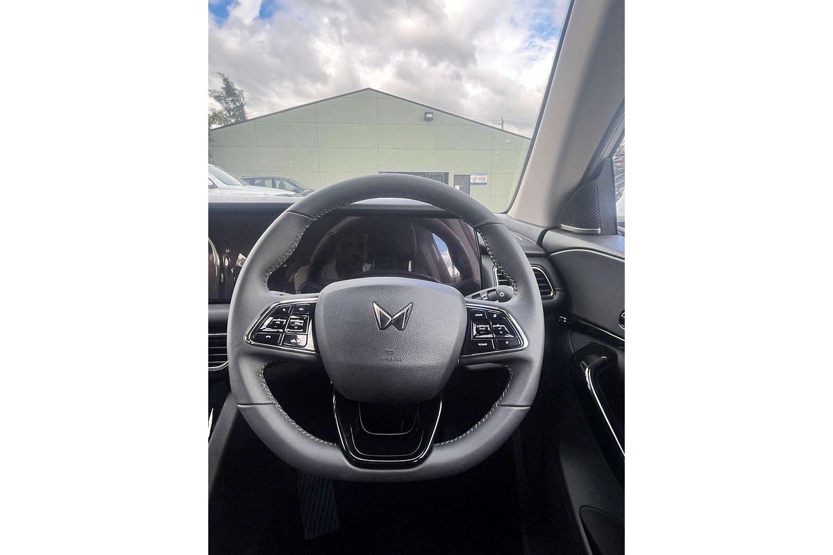 2025 Mahindra XUV700 AX7L
