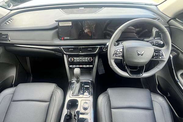 2025 Mahindra XUV700 AX7L