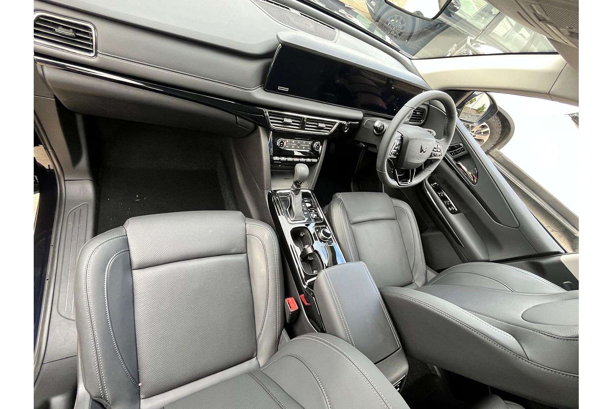 2025 Mahindra XUV700 AX7L