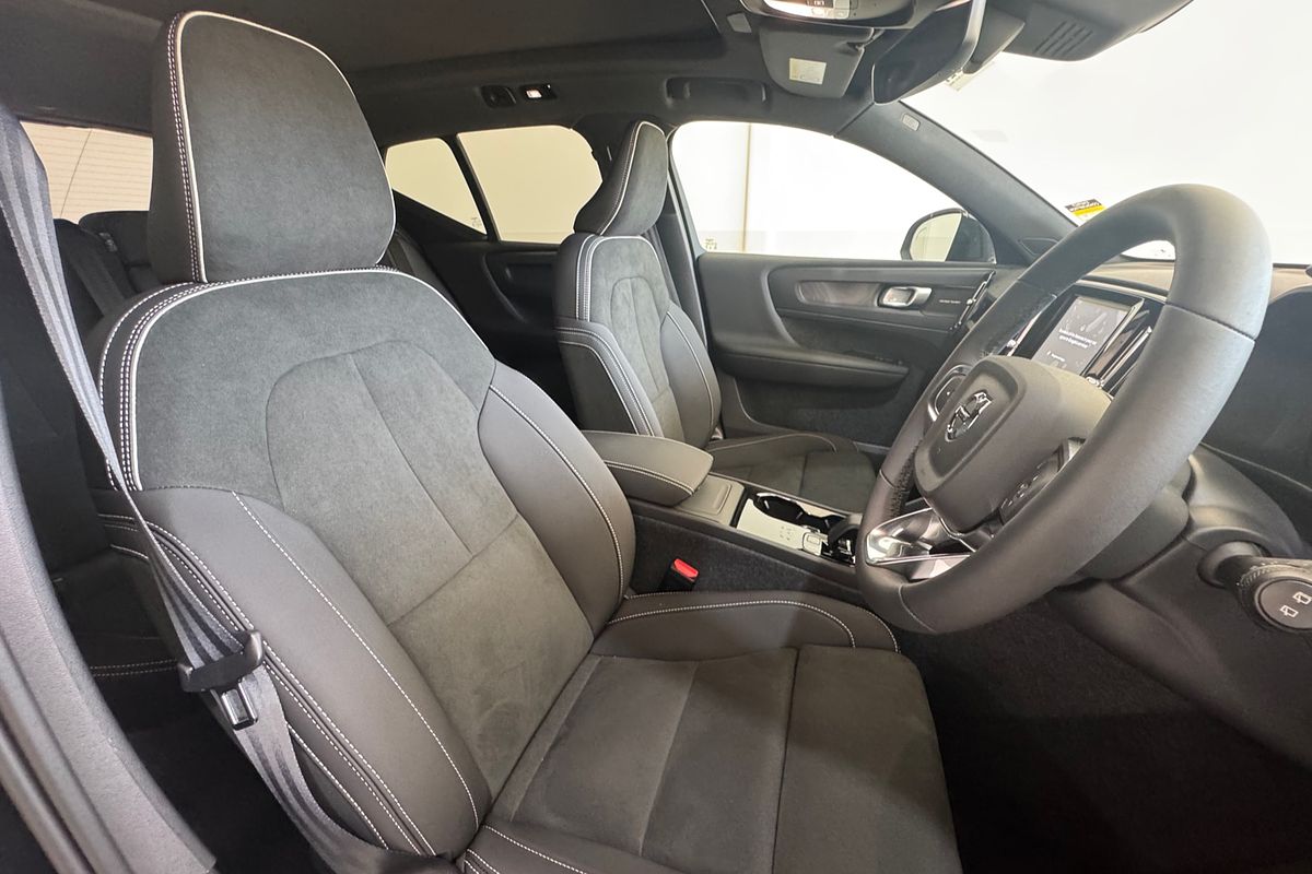 2024 Volvo EX40 Black Edition