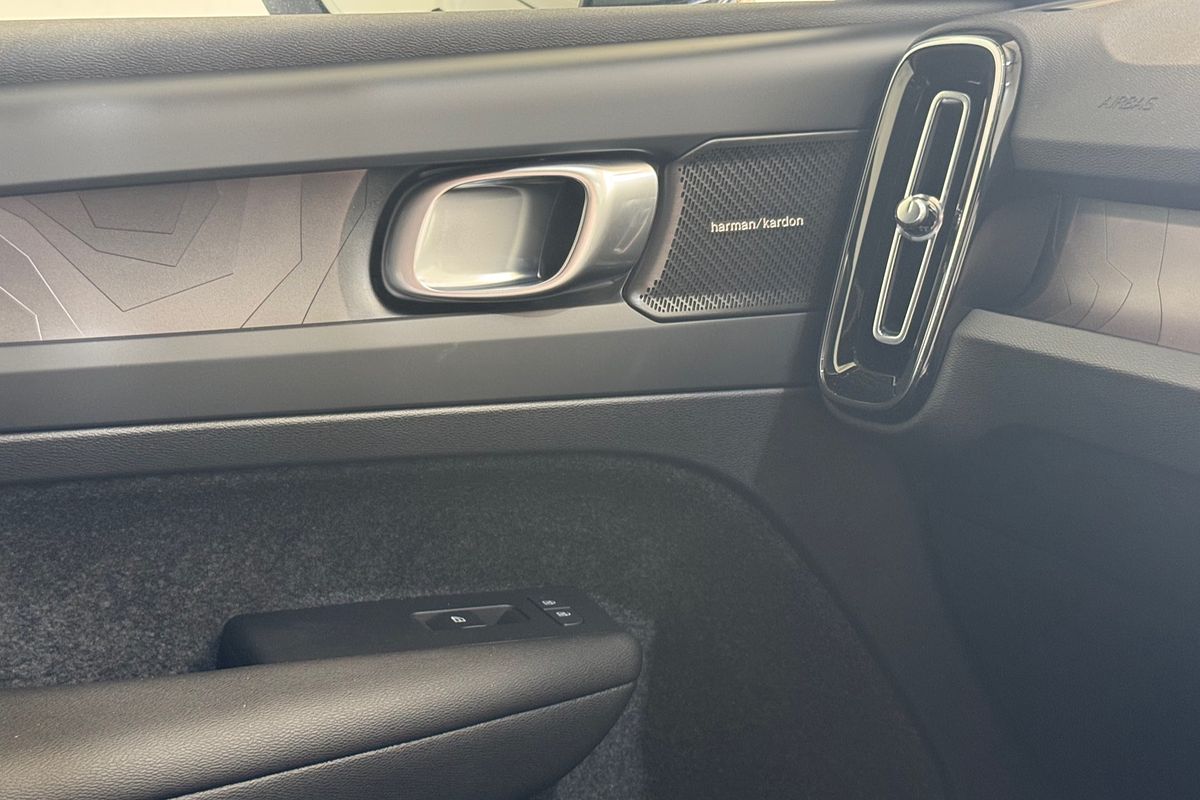2024 Volvo EX40 Black Edition