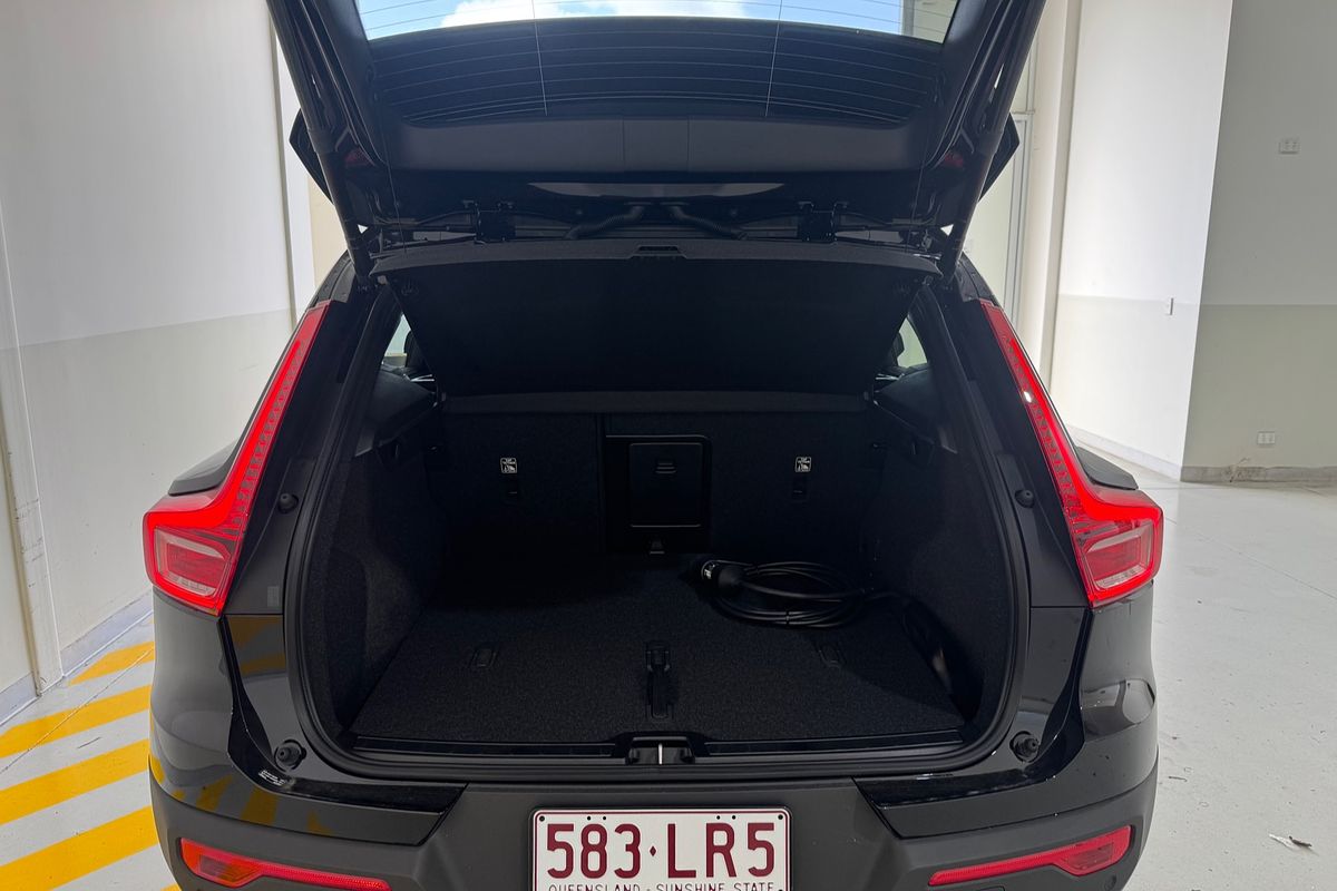 2024 Volvo EX40 Black Edition