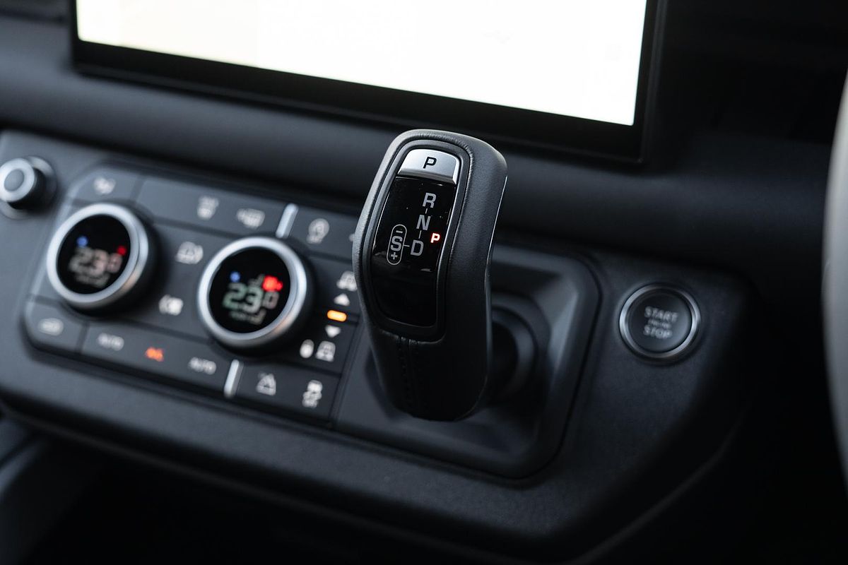 2025 Land Rover Defender 110 D350 X-Dynamic SE L663