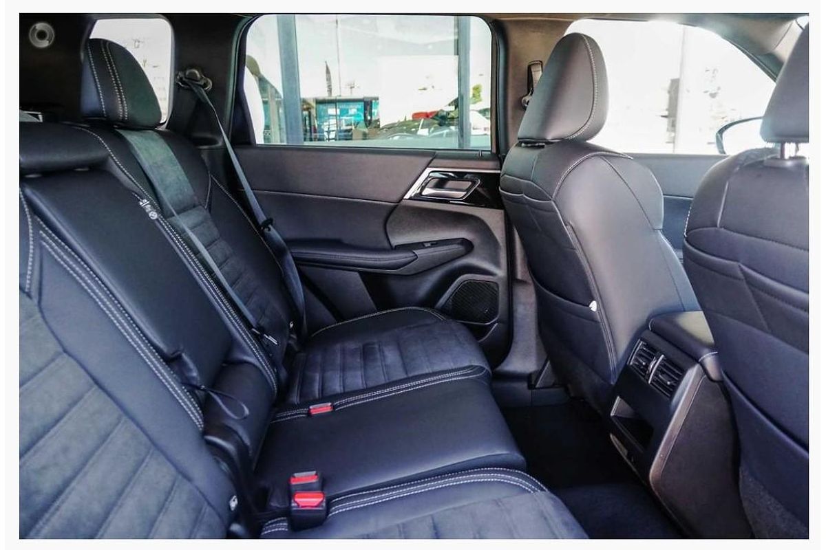 2024 Mitsubishi Outlander Black Edition ZM