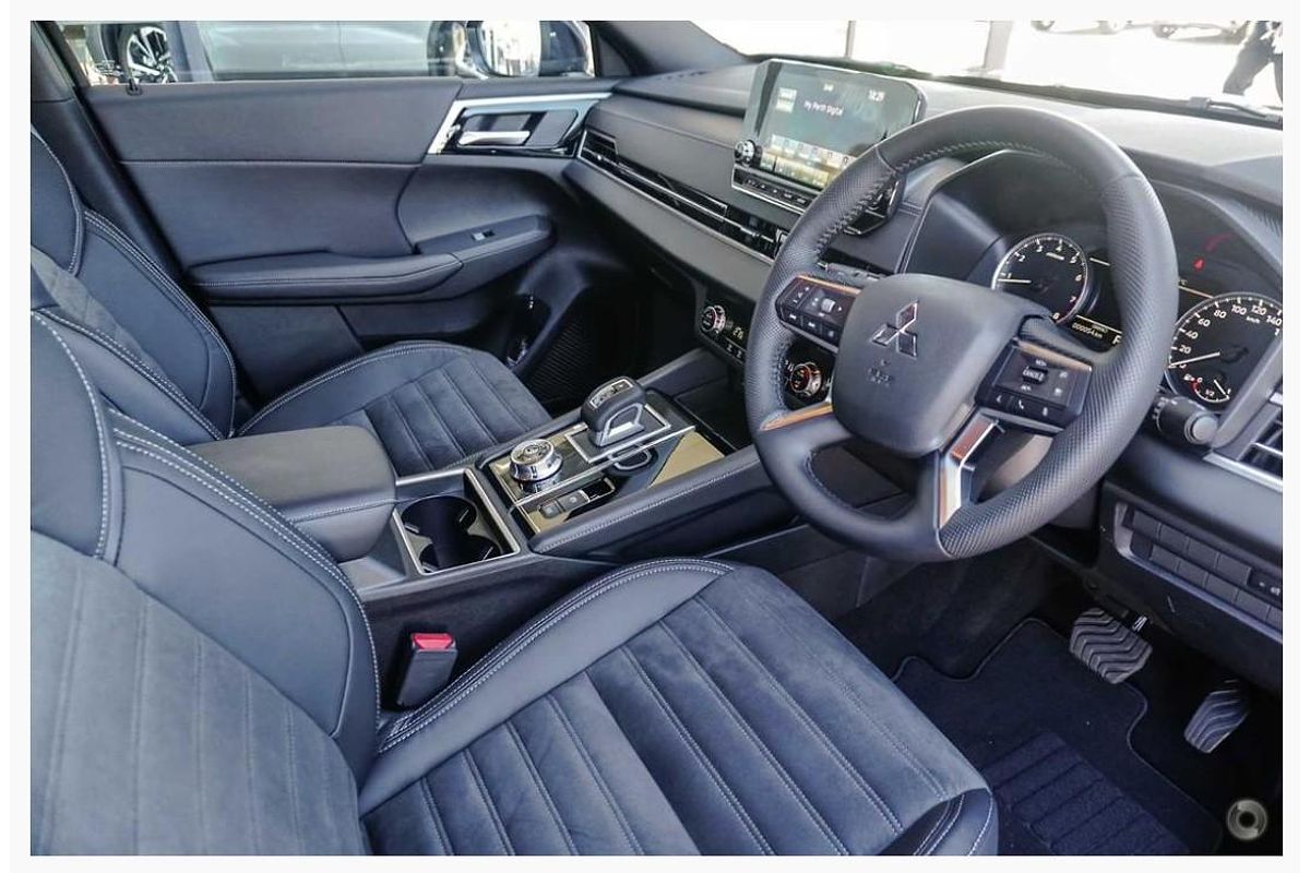 2024 Mitsubishi Outlander Black Edition ZM