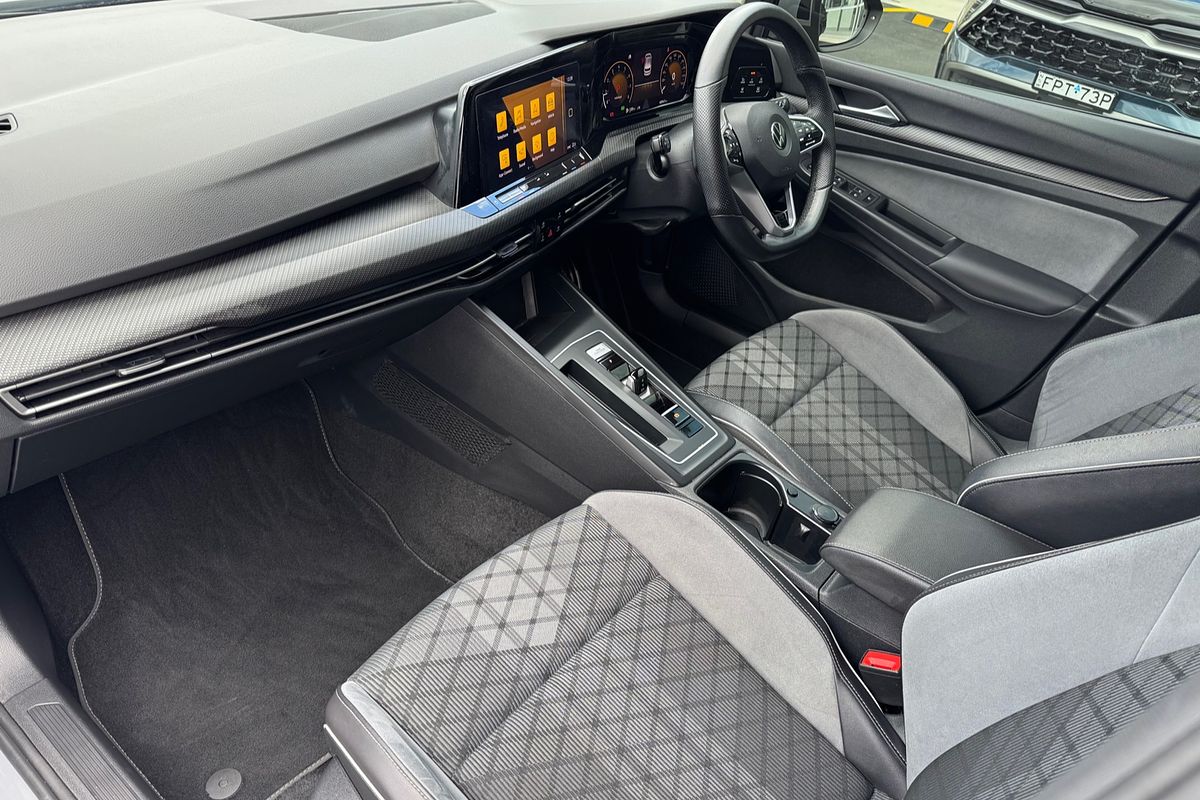 2021 Volkswagen Golf 110TSI R-Line 8