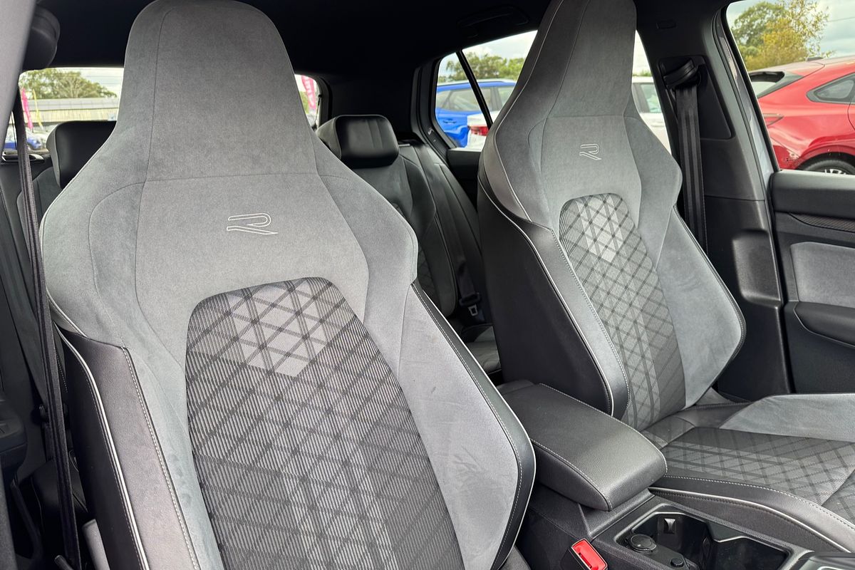 2021 Volkswagen Golf 110TSI R-Line 8