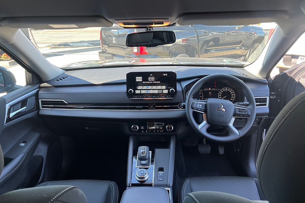 2024 Mitsubishi Outlander LS ZM