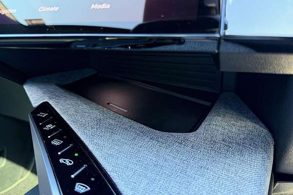 2025 Peugeot 3008 GT Premium Hybrid P64