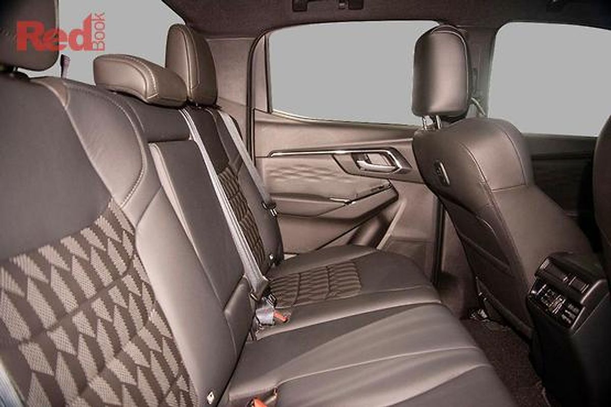 2025 Isuzu D-MAX BLADE 4X4
