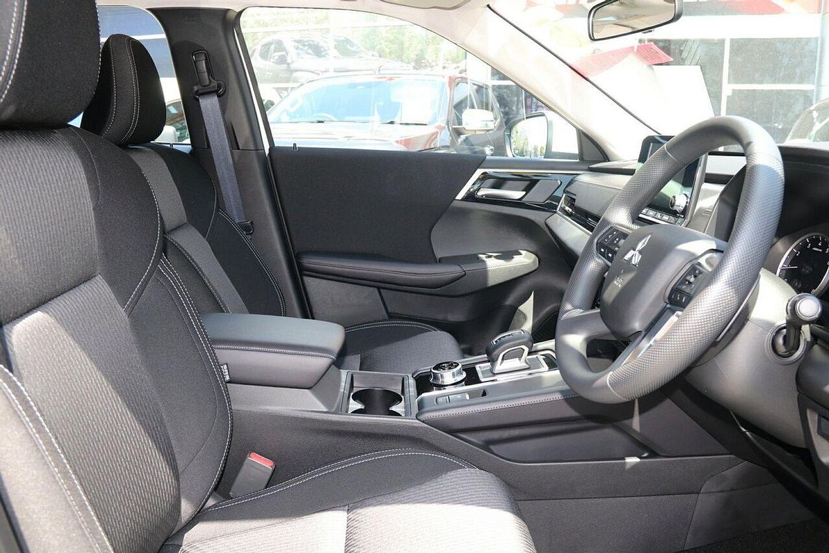 2024 Mitsubishi Outlander ES ZM